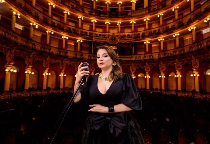 Álbum e documentário celebram 30 anos de carreira da cantora Cinara Nery
